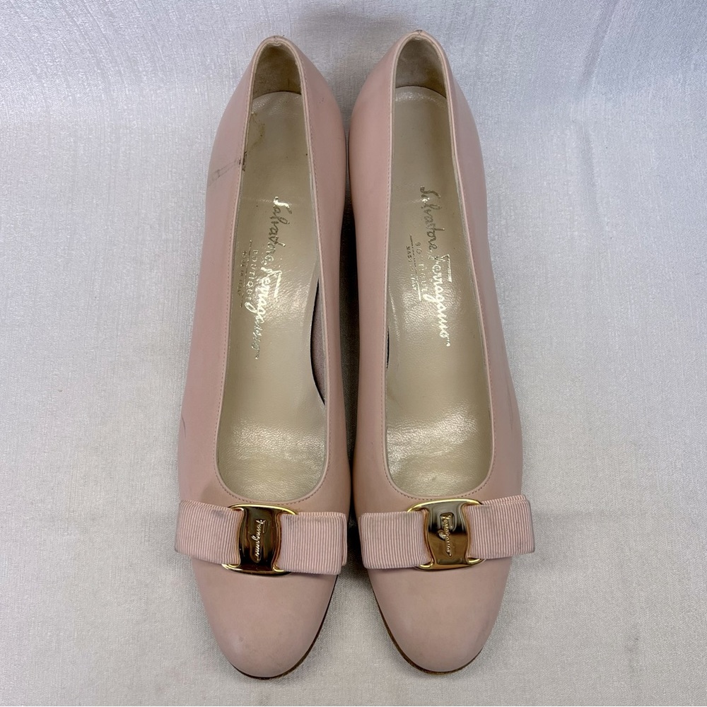 Salvatore Ferragamo 8.5 AA Narrow Pale Pink Low Heels Classic Bow Gancini Pumps - Picture 11 of 11